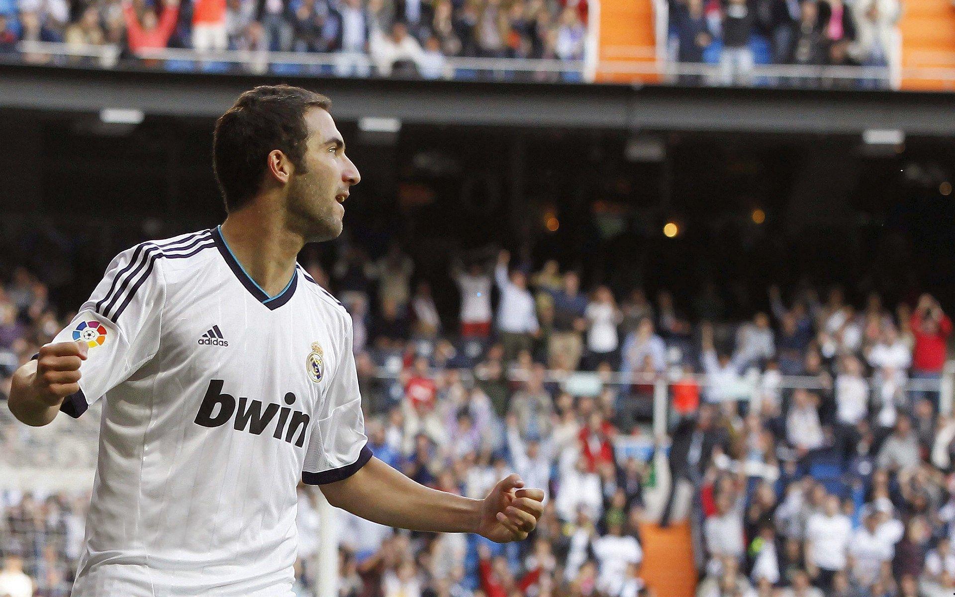 巴萨竞技年轻中卫成转会市场焦点 科莫试图抢先签下18岁新星昆卡